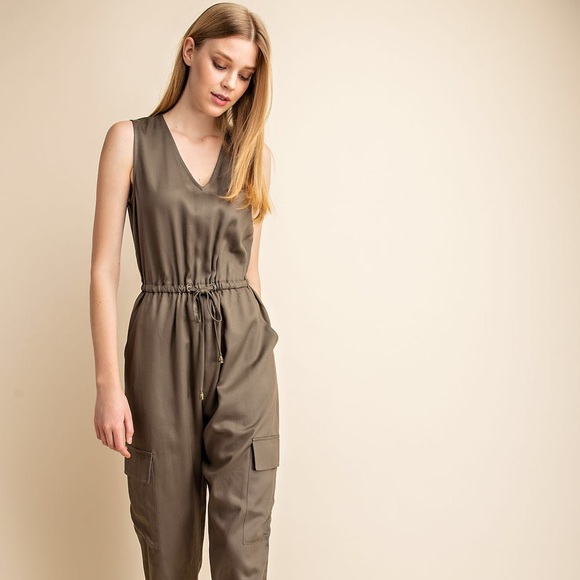 1 Small left! NWT 💕 Fabulous Olive Cargo Ruched Ankle Jumpsuit - Picture 2 of 8